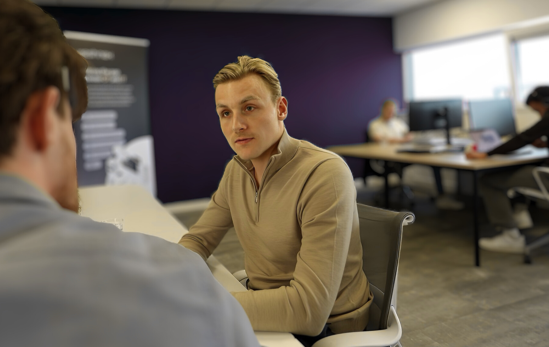 A Meshnex engineer talking with a customer at the Meshnex office in Utrecht